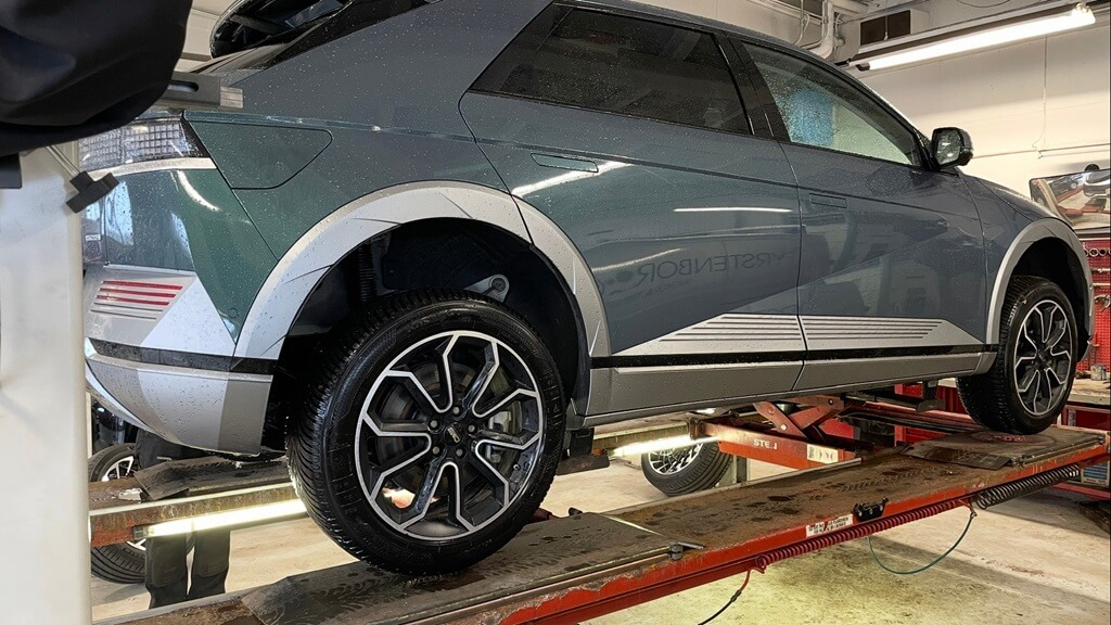 Hyundai Ioniq 5 på lift hos Aunetto i Herning