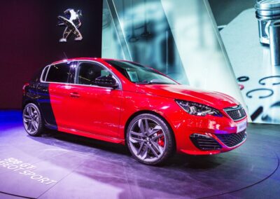 Rød Peugeot 308 270